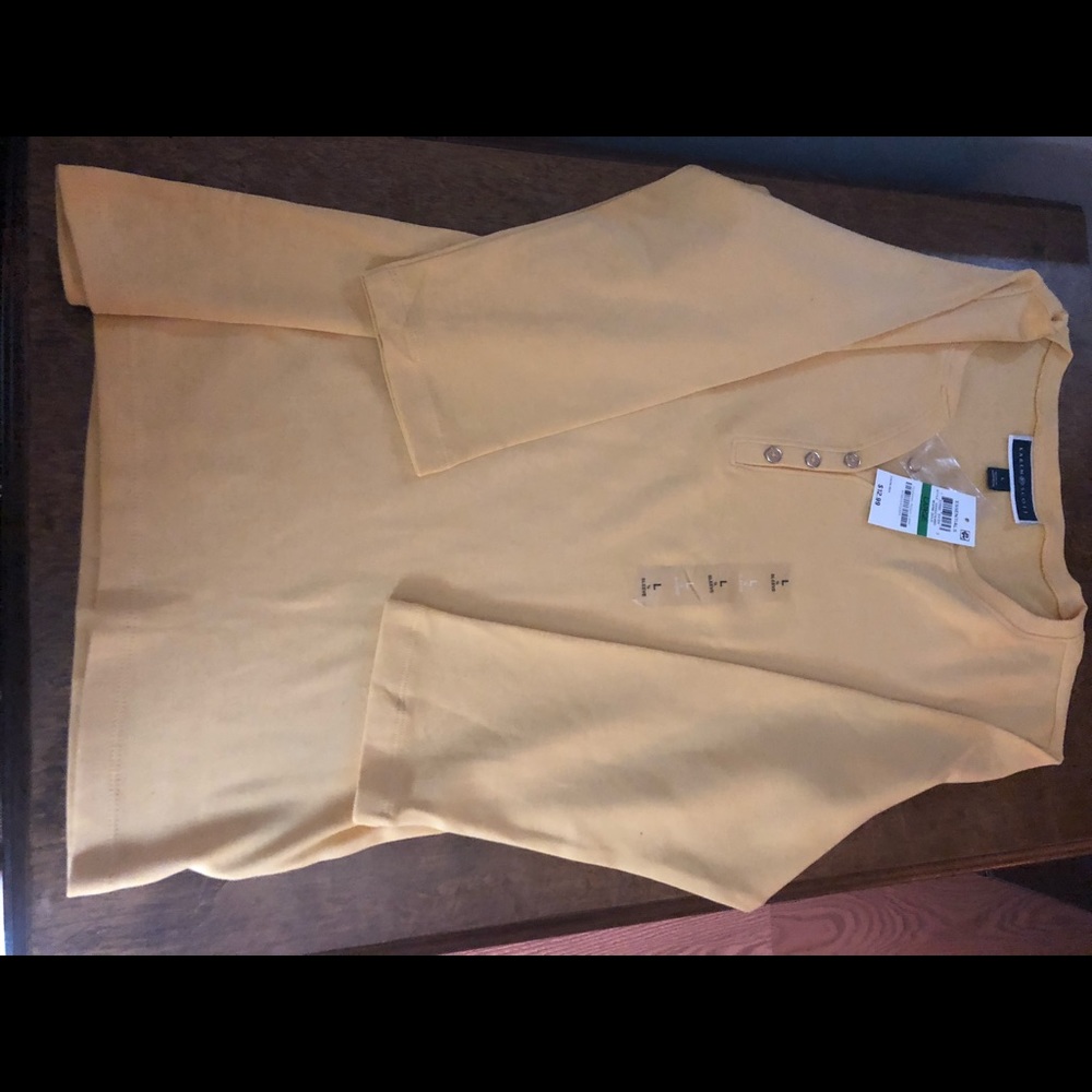 Women’s tee with crop sleeves